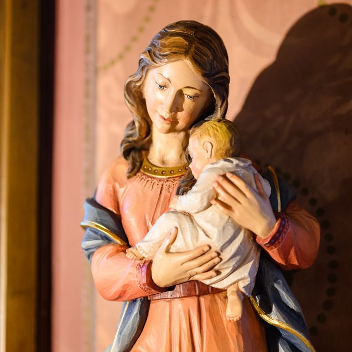 Statue der Mutter Gottes mit dem Jesuskind